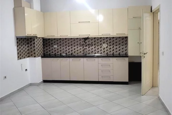 Shtepi me qera 2+1 ne Tirane - 650 Euro