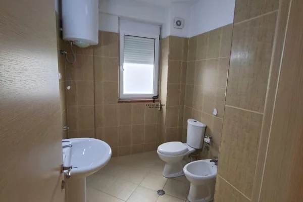 Shtepi ne shitje Apartament ne Tirane, 3+1, Mobilimi Bosh, pa mobiluar, Pagesa 280,000  Euro.