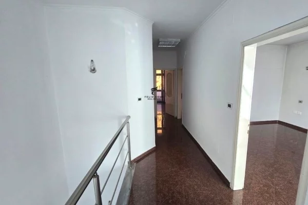 Business Property for Rent 3+1 in Tirana - 400,000 Leke