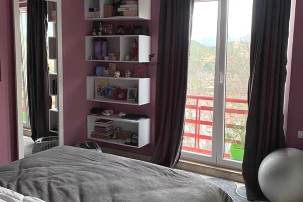 Shtepi ne shitje Apartament ne Tirane, 2+1, Mobilimi E mobiluar, Pagesa 154,000  Euro.