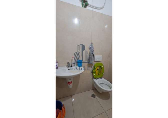 JEPET ME QERA AMBJENT KOMERCIAL BUZE RRUGE NE QENDER