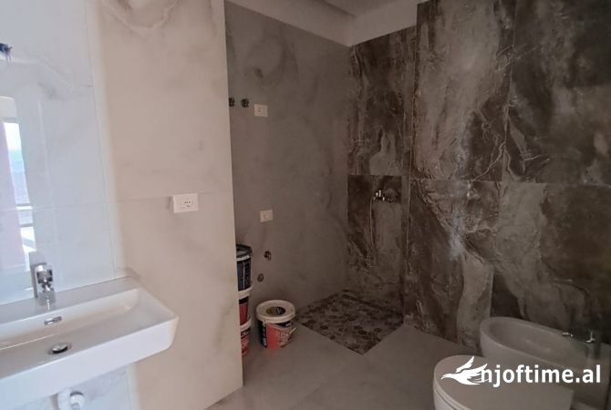 Ambient biznesi me qera 3+1 ne Tirane - 1,800 Euro