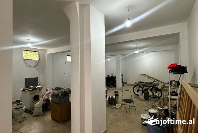 Ambient biznesi me qera 4+1 ne Tirane - 1,200 Euro