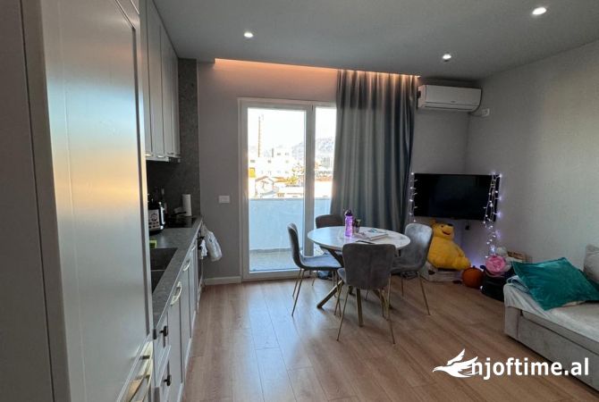 Shtepi ne shitje Apartament ne Tirane, 1+1, Mobilimi E mobiluar, Pagesa 130,000  Euro.