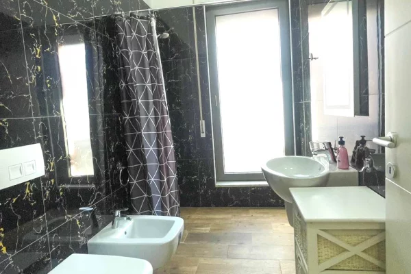 Shtepi ne shitje Apartament ne Tirane, 2+1, Mobilimi E mobiluar, Pagesa 380,000  Euro.