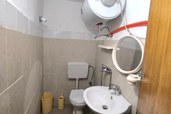 Shtepi me qera Apartament ne Tirane, Garsoniere, Mobilimi E mobiluar, Pagesa 300  Euro.