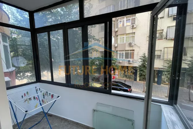 Qera, Ambient Biznesi, Komuna Parisit , Tiranë.