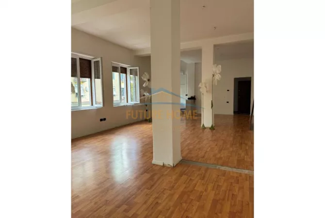 Ambiente Commerciale in Affitto 3+1 a Tirana - 800 Euro
