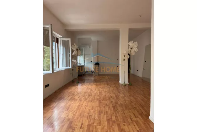 Ambiente Commerciale in Affitto 3+1 a Tirana - 800 Euro