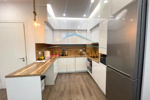 Shtepi ne shitje Apartament ne Tirane, 2+1, Mobilimi Pjeserisht e mobiluar, Pagesa 200,000  Euro.