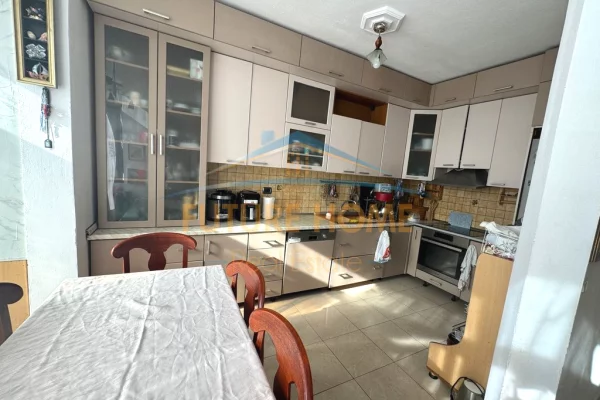 Shtepi ne shitje Apartament ne Tirane, 2+1, Mobilimi E mobiluar, Pagesa 211,500  Euro.