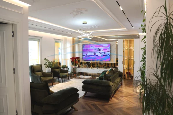 Shtepi ne shitje Apartament ne Tirane, 4+1, Mobilimi E mobiluar, Pagesa 650,000  Euro.