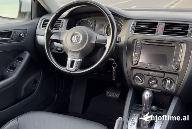 Makina ne shitje ne Tirane, Volkswagen, 2013 gasoline-gas,Kambio Automatik Pagesa 6,900  Euro.