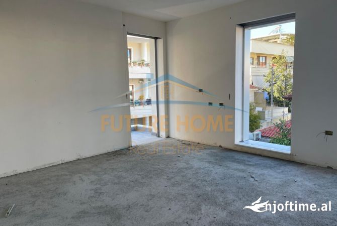Shtepi ne shitje Apartament ne Tirane, 1+1, Mobilimi Bosh, pa mobiluar, Pagesa 155,000  Euro.