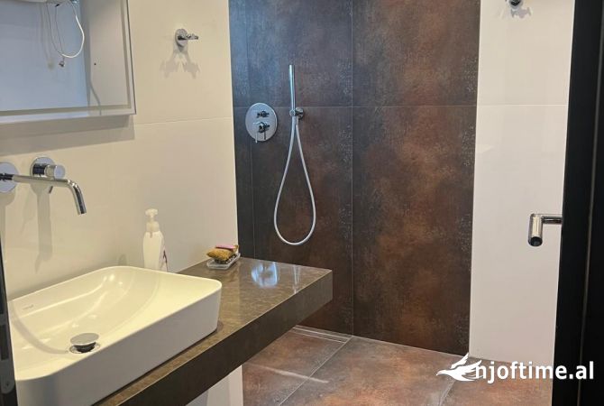 Ambient biznesi me qera 3+1 ne Tirane - 1,400 Euro