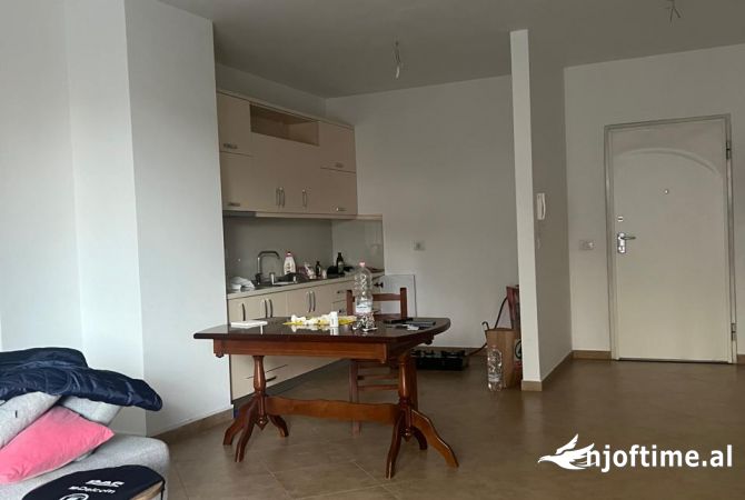 Ambient biznesi me qera 3+1 ne Tirane - 110,000 Leke