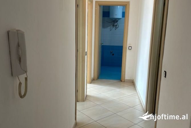 Shtepi me qera Apartament ne Tirane, 2+1, Mobilimi Bosh, pa mobiluar, Pagesa 300  Euro.