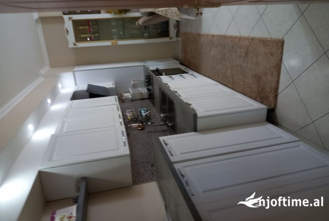 Shtepi ne shitje Apartament ne Tirane, 2+1, Mobilimi E mobiluar, Pagesa 120,000  Euro.