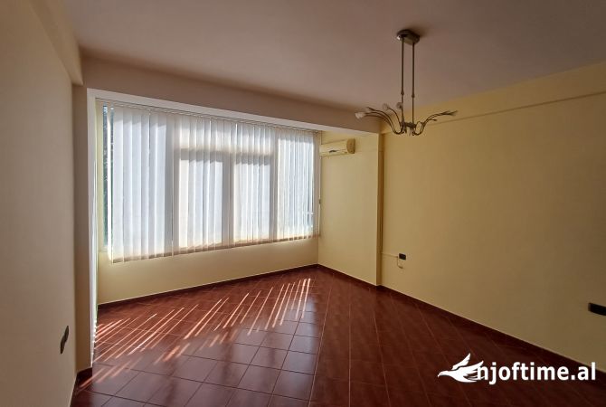 Shtepi me qera Apartament ne Tirane, 3+1, Mobilimi Pjeserisht e mobiluar, Pagesa 700  Euro.