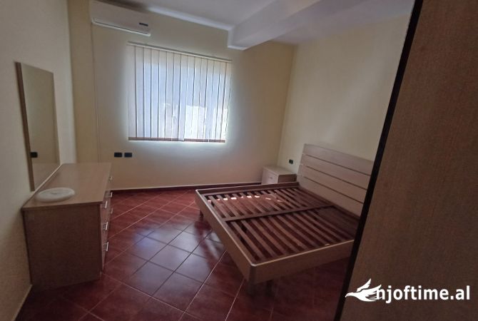 Shtepi me qera Apartament ne Tirane, 3+1, Mobilimi Pjeserisht e mobiluar, Pagesa 700  Euro.
