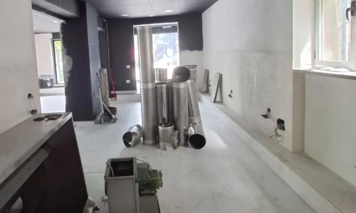 Shitet Dyqan prane 21 Dhjetorit 80 M2