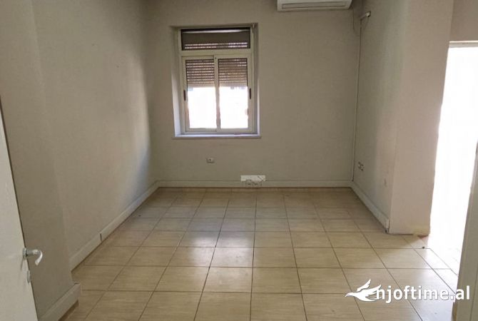 Ambient biznesi me qera 3+1 ne Tirane - 1,200 Euro