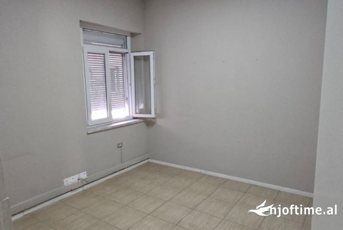 Ambient biznesi me qera 3+1 ne Tirane - 1,200 Euro