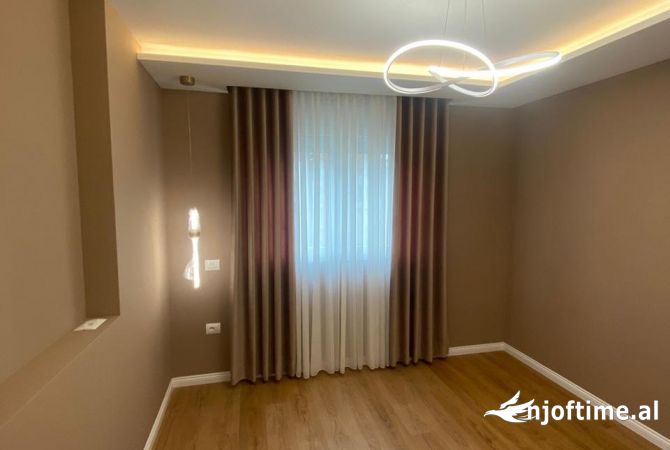 Shtepi ne shitje Apartament ne Tirane, 2+1, Mobilimi Bosh, pa mobiluar, Pagesa 165,000  Euro.