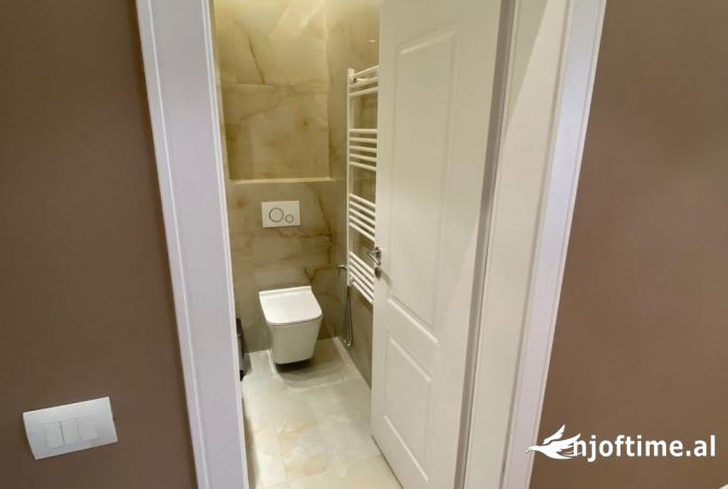 Shtepi ne shitje Apartament ne Tirane, 2+1, Mobilimi Bosh, pa mobiluar, Pagesa 165,000  Euro.