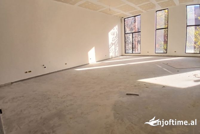 Ambient biznesi me qera 3+1 ne Tirane - 1,400 Euro