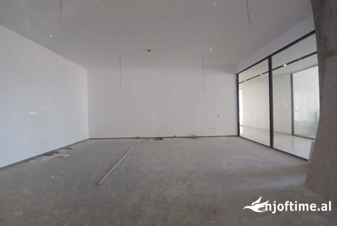 Ambient biznesi me qera 3+1 ne Tirane - 1,400 Euro