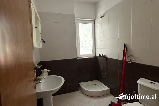Shtepi me qera Apartament ne Tirane, 3+1, Mobilimi E mobiluar, Pagesa 450  Euro.