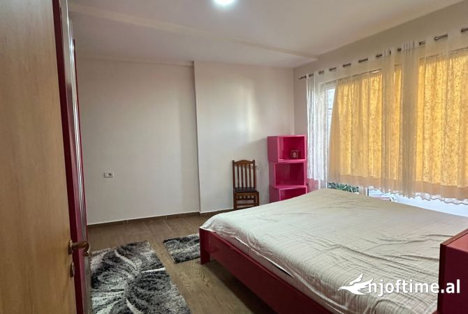 Shtepi me qera Apartament ne Tirane, 3+1, Mobilimi E mobiluar, Pagesa 450  Euro.