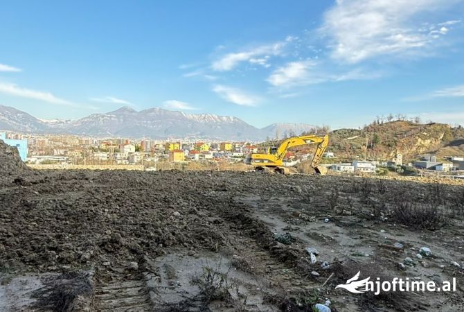 Truall ose Toke  ne Tirane - 220,000 Euro