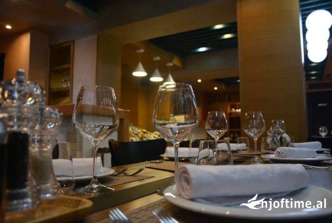 Ambient biznesi me qera 2+1 ne Tirane - 2,000 Euro