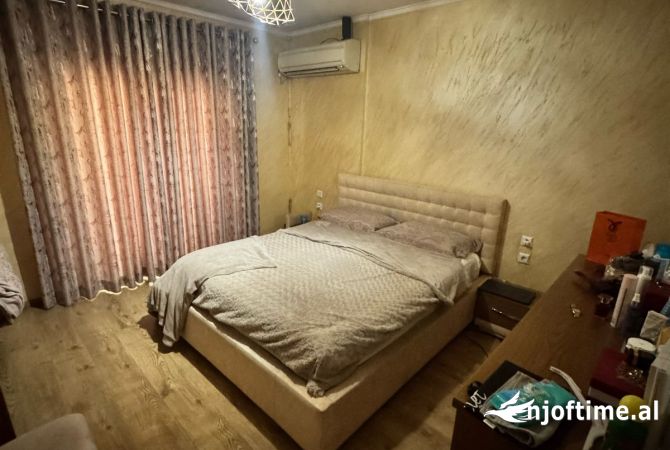 Shtepi ne shitje Apartament ne Tirane, 3+1, Mobilimi E mobiluar, Pagesa 195,000  Euro.