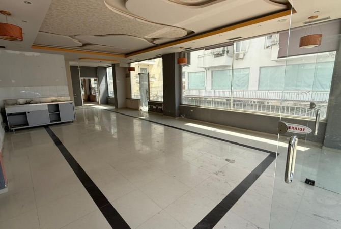 Ambiente Commerciale in Vendita 3+1 a Tirana - 398,000 Euro