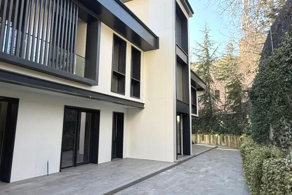 Shtepi ne shitje Apartament ne Tirane, 3+1, Mobilimi E mobiluar, Pagesa 365,000  Euro.
