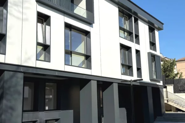 Shtepi ne shitje Apartament ne Tirane, 3+1, Mobilimi E mobiluar, Pagesa 365,000  Euro.