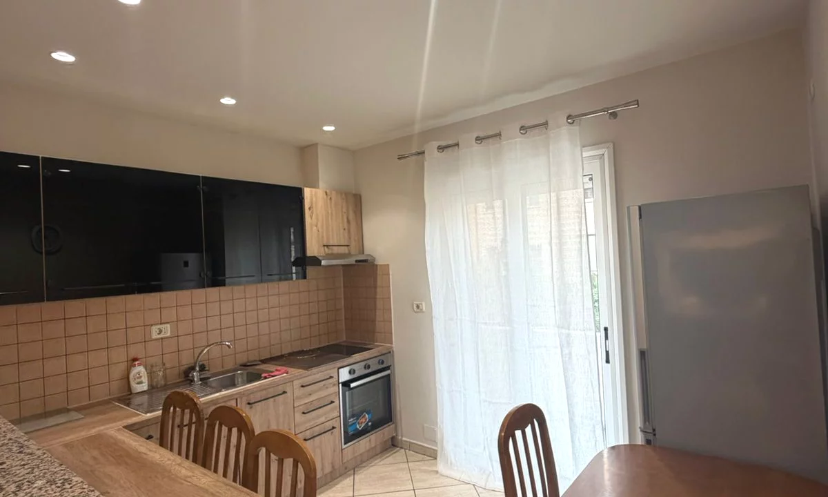 Shtepi me qera Apartament ne Tirane, 1+1, Mobilimi E mobiluar, Pagesa 500  Euro.