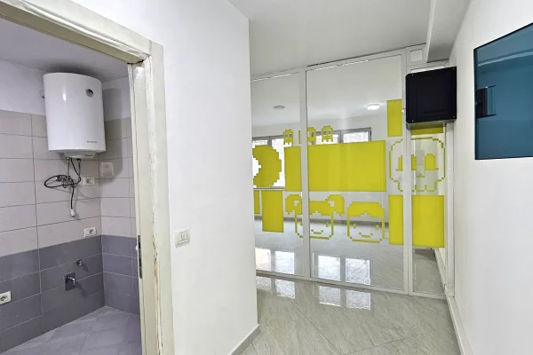 Ambient biznesi me qera 3+1 ne Tirane - 1,150 Euro