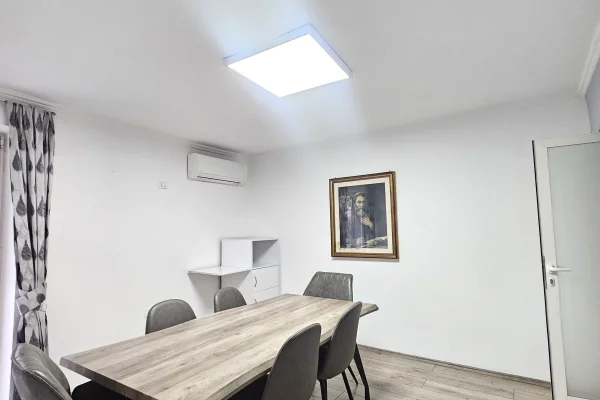 Ambiente Commerciale in Affitto 3+1 a Tirana - 1,450 Euro