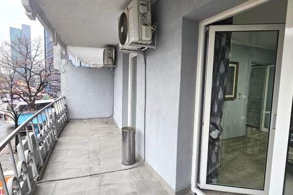 Ambiente Commerciale in Affitto 3+1 a Tirana - 1,450 Euro