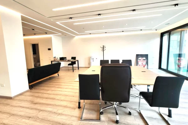 Ambient biznesi me qera 3+1 ne Tirane - 1,150 Euro