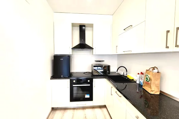 Ambient biznesi me qera 3+1 ne Tirane - 1,150 Euro