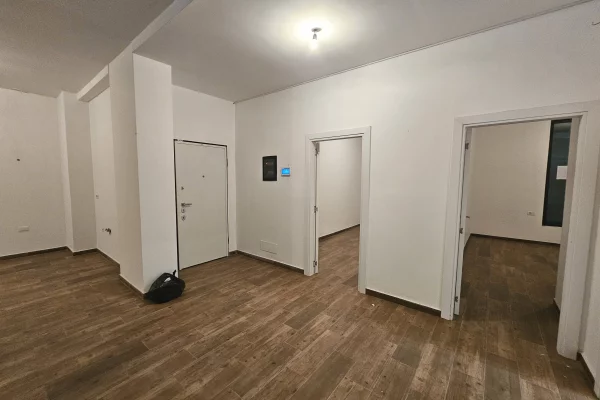 Ambient biznesi me qera 3+1 ne Tirane - 100,000 Leke