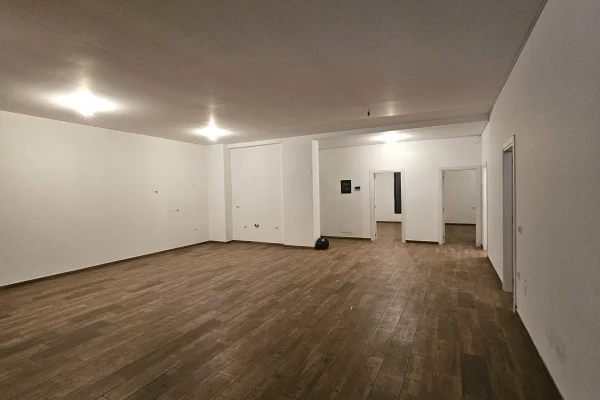 Ambient biznesi me qera 3+1 ne Tirane - 100,000 Leke