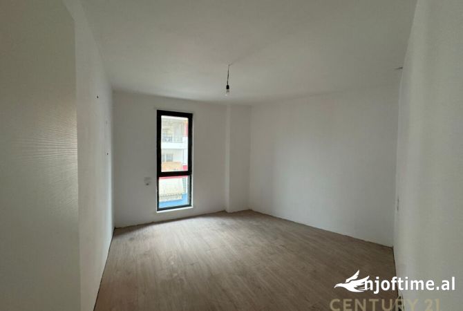Shtepi ne shitje Apartament ne Tirane, 2+1, Mobilimi Bosh, pa mobiluar, Pagesa 248,000  Euro.