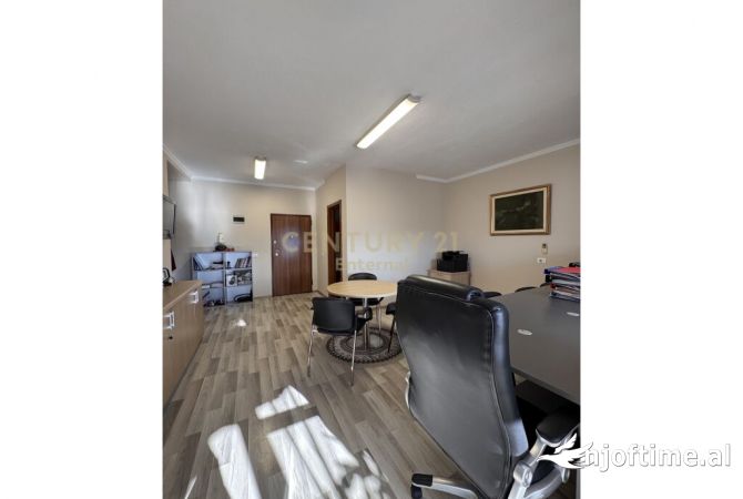 Shtepi me qera Apartament ne Tirane, 2+1, Mobilimi Pjeserisht e mobiluar, Pagesa 1,300  Euro.