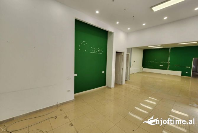 Ish stacioni i Trenit ,Ambient komercial kat zero